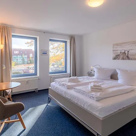 Hafenliebe Mit Blick Ueber Den Warener Stadthafen * Waren (Mueritz)
