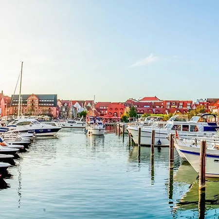 Hafenliebe Mit Blick Ueber Den Warener Stadthafen