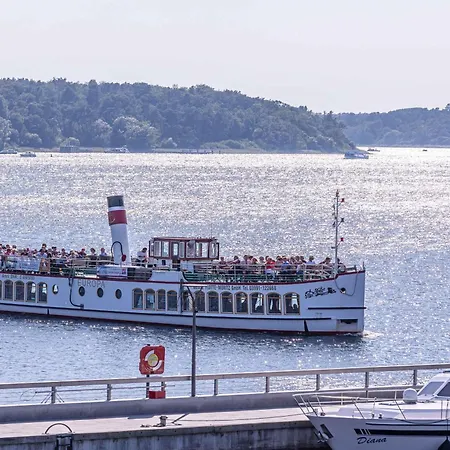 Hafenliebe Mit Blick Ueber Den Warener Stadthafen Waren (Müritz)