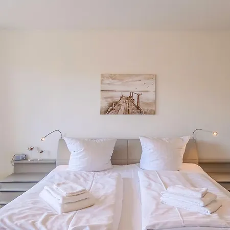 Hafenliebe Mit Blick Ueber Den Warener Stadthafen * فارين