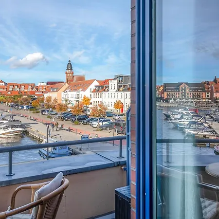 Hafenliebe Mit Blick Ueber Den Warener Stadthafen