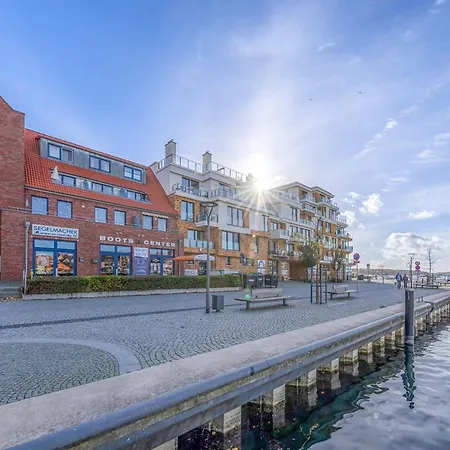 Hafenliebe Mit Blick Ueber Den Warener Stadthafen * فارين