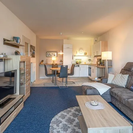 Hafenliebe Mit Blick Ueber Den Warener Stadthafen *