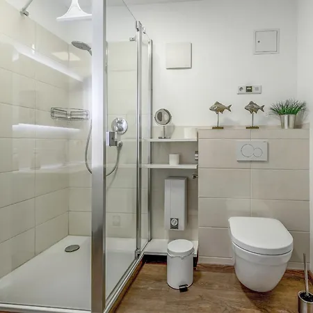 Hafenliebe Mit Blick Ueber Den Warener Stadthafen